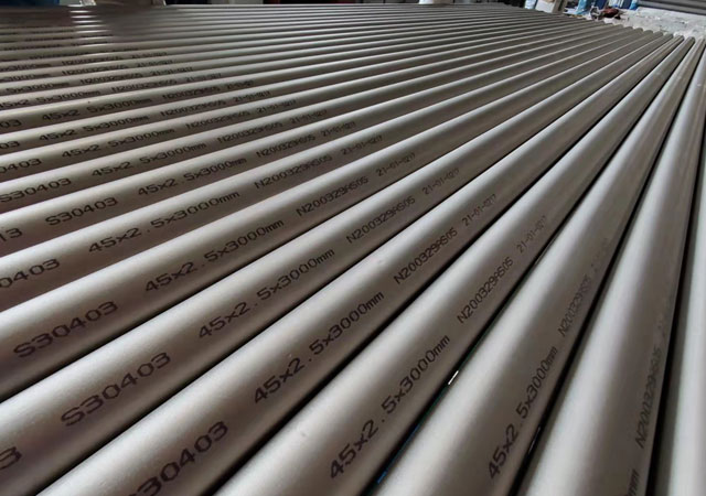 Comparing Carbon Steel, Alloy Steel, and Stainless Steel Seamless Pipes